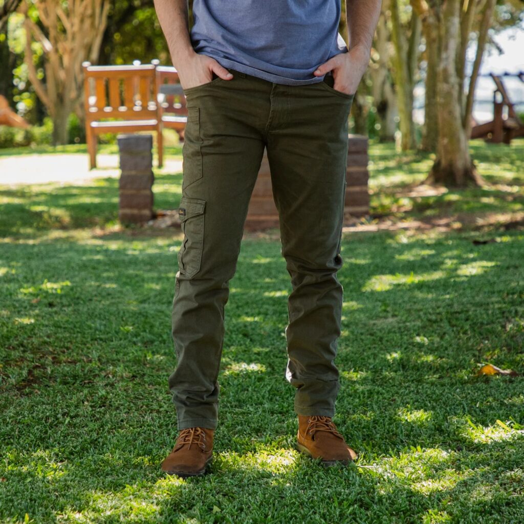 Calça cargo e calça sarja: conheça a sua versatilidade e durabilidade para o dia a dia