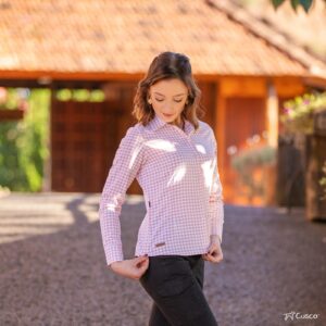 Apostando na camisa xadrez feminina para looks estilosos